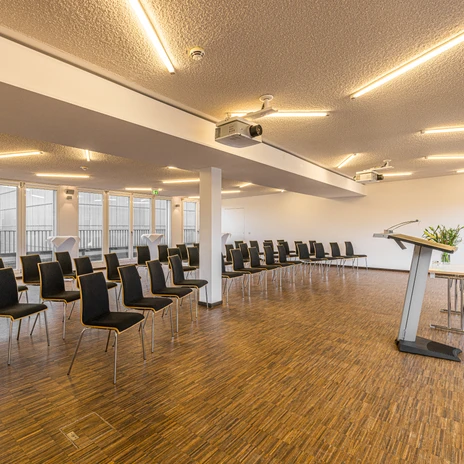 Großer Tagungsraum in der Eventlocation die tagungslounge | Leipzig Convention Bureau Großer Tagungsraum in Reihenbestuhlung in der Eventlocation die tagungslounge – präsentiert vom Leipzig Convention Bureau