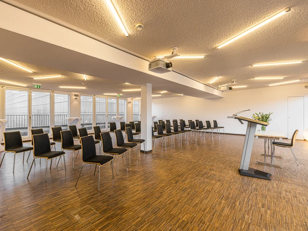 Großer Tagungsraum in der Eventlocation die tagungslounge | Leipzig Convention Bureau Großer Tagungsraum in Reihenbestuhlung in der Eventlocation die tagungslounge – präsentiert vom Leipzig Convention Bureau