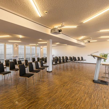 Tagungsraum Großer Tagungsraum in Reihenbestuhlung der Eventlocation die tagungslounge | Leipzig Convention Bureau
