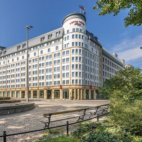 Außenansicht vom Tagungshotel Vienna House Easy by Wyndham Leipzig - präsentiert vom Leipzig Convention Bureau Exterior view of the conference hotel Vienna House Easy by Wyndham Leipzig - presented by Leipzig Convention Bureau
