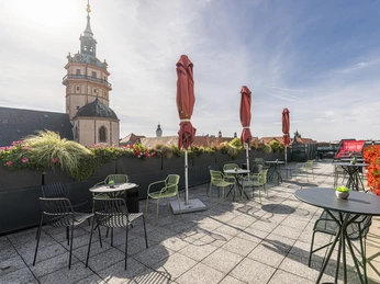 Dachterrasse der Eventlocation Lancaster University | Leipzig Convention Bureau Dachterrasse der Eventlocation Lancaster University – präsentiert vom Leipzig Convention BureauRoof terrace at the Lancaster University event venue – presented by the Leipzig Convention BureauStřešní terasa v místě konání akce Lancasterské univerzity - v podání Lipské kongresové kanceláře (Leipzig Convention Bureau)Taras na dachu Uniwersytetu Lancaster - prezentowany przez Leipzig Convention BureauDakterras van de evenementenlocatie Lancaster University - aangeboden door het Leipzig Convention BureauTerrazza sul tetto della sede dell'evento Lancaster University - presentata dal Convention Bureau di Lipsia