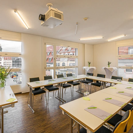 Meeting room Kleiner Tagungsraum with u-shape seating at the event venue die tagungslounge | Leipzig Convention Bureau