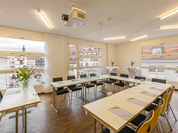 Tagungsraum Kleiner Tagungsraum in U-Bestuhlung in der Eventlocation die tagungslounge | Leipzig Convention Bureau Tagungsraum Kleiner Tagungsraum in U-Bestuhlung in der Eventlocation die tagungslounge – präsentiert vom Leipzig Convention Bureau Meeting room Kleiner Tagungsraum with u-shape seating at the event venue die tagungslounge – presented by the Leipzig Convention Bureau