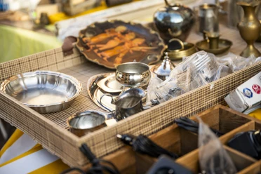 Flohmarkt.jpg Verkaufsstand mit altem Silberbesteck, Krügen und Tellern auf einem Flohmarkt in Meppen.