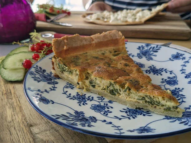 Bistro-Provence-Quiche.jpg Ein Stück Quiche auf einem Teller