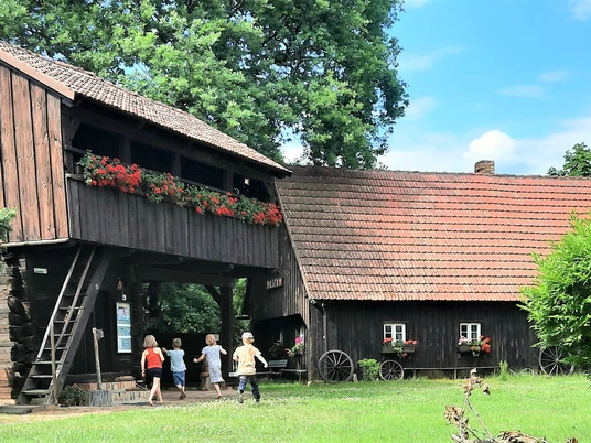 Museumsgehöft mit Kindern