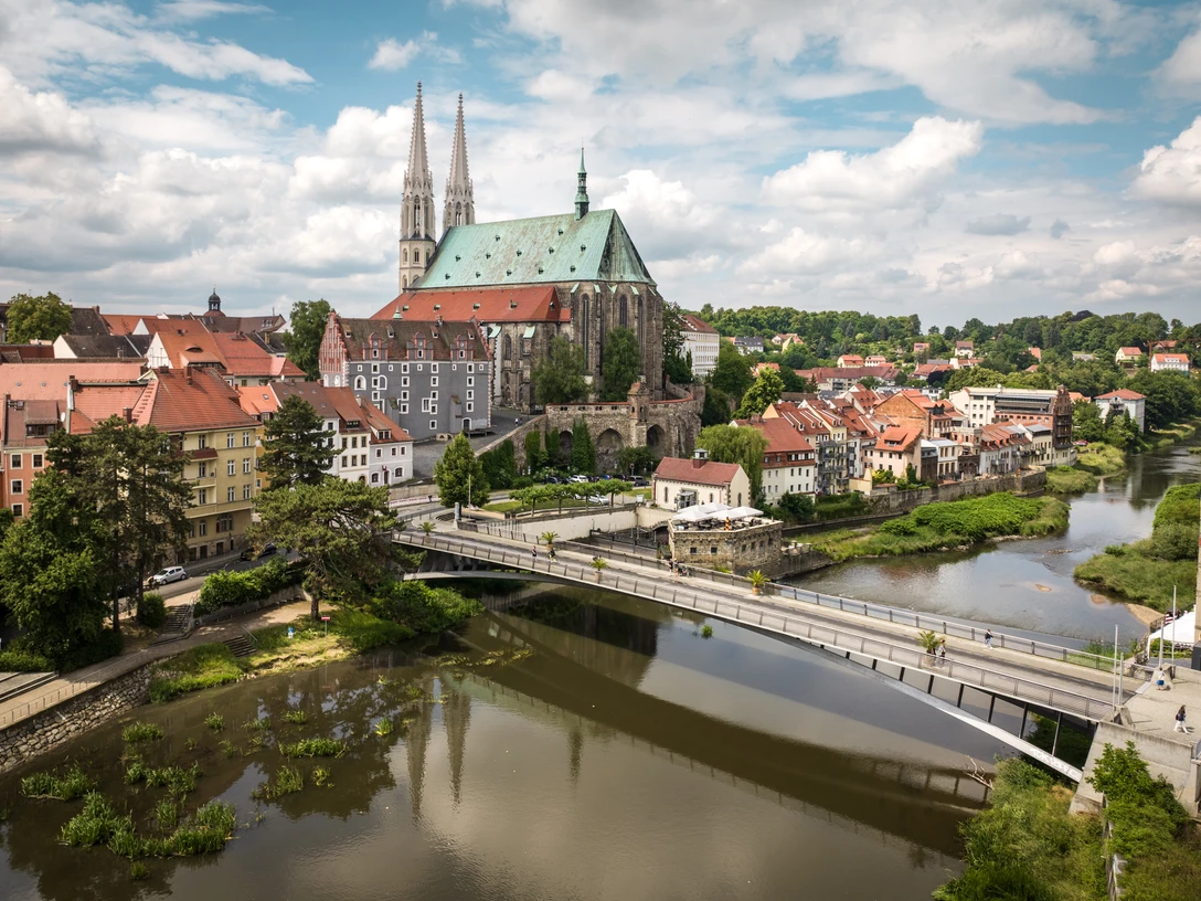 Görlitz_Stadtansicht Blick auf Görlitz mit Peterskirche, Neiße-Fluss und historischen Gebäuden im Hintergrund.View of Görlitz with St. Peter's Church, the Neisse River and historic buildings in the background.Pohled na Görlitz s kostelem svatého Petra, řekou Nisou a historickými budovami v pozadí.Widok na Görlitz z kościołem św. Piotra, rzeką Nysą i zabytkowymi budynkami w tle.Gezicht op Görlitz met de Sint-Pieterskerk, de rivier de Neisse en historische gebouwen op de achtergrond.Veduta di Görlitz con la chiesa di San Pietro, il fiume Neisse e gli edifici storici sullo sfondo.