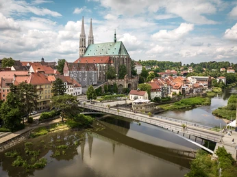 Görlitz_Stadtansicht Blick auf Görlitz mit Peterskirche, Neiße-Fluss und historischen Gebäuden im Hintergrund.View of Görlitz with St. Peter's Church, the Neisse River and historic buildings in the background.Pohled na Görlitz s kostelem svatého Petra, řekou Nisou a historickými budovami v pozadí.Widok na Görlitz z kościołem św. Piotra, rzeką Nysą i zabytkowymi budynkami w tle.Gezicht op Görlitz met de Sint-Pieterskerk, de rivier de Neisse en historische gebouwen op de achtergrond.Veduta di Görlitz con la chiesa di San Pietro, il fiume Neisse e gli edifici storici sullo sfondo.