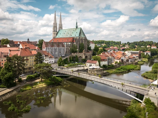 Görlitz_Stadtansicht Blick auf Görlitz mit Peterskirche, Neiße-Fluss und historischen Gebäuden im Hintergrund.View of Görlitz with St. Peter's Church, the Neisse River and historic buildings in the background.Pohled na Görlitz s kostelem svatého Petra, řekou Nisou a historickými budovami v pozadí.Widok na Görlitz z kościołem św. Piotra, rzeką Nysą i zabytkowymi budynkami w tle.Gezicht op Görlitz met de Sint-Pieterskerk, de rivier de Neisse en historische gebouwen op de achtergrond.Veduta di Görlitz con la chiesa di San Pietro, il fiume Neisse e gli edifici storici sullo sfondo.