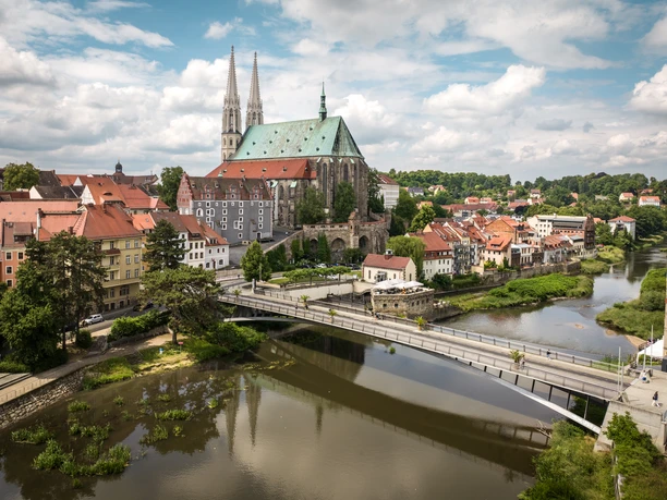 Görlitz_Stadtansicht Blick auf Görlitz mit Peterskirche, Neiße-Fluss und historischen Gebäuden im Hintergrund.