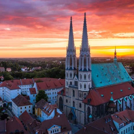 Görlitz_Peterskirche St. Peter und Paul Kirche in Görlitz vor einem farbenprächtigen Sonnenuntergang.