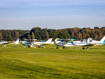 Der Flughafen Hodenhagen liegt auf der Route des Leine Heide Radwegs Ein Stop am Flughafen Hodenhagen
