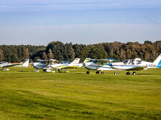 Der Flughafen Hodenhagen liegt auf der Route des Leine Heide Radwegs A stop at Hodenhagen Airport