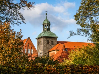 Das Kloster Walsrode lässt sich bei der Tour auf dem Leine Heide Radweg besuchen Walsrode ist eine Station auf dem Leine Heide RadwegWalsrode is a stop on the Leine Heide cycle pathWalsrode er et stop på Leine Heide-cykelstienWalsrode is een halte op de Leine Heide-fietsroute