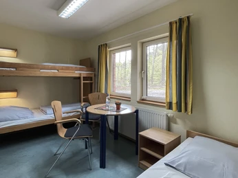 Dreibett-Zimmer mit Dusche/WC