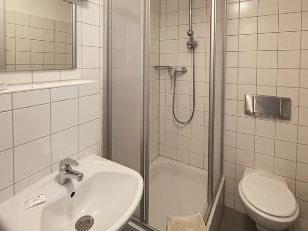 Bad in einem Dreibett-Zimmer