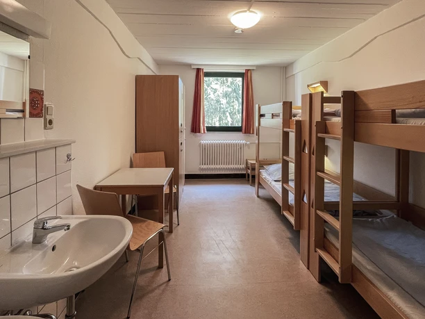 Vierbett-Zimmer mit Waschgelgenheit