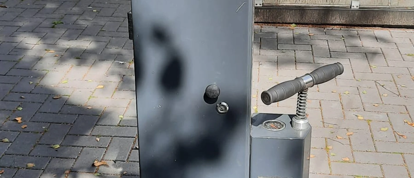 Fahrrad Reparaturstation am Ostersteg in Leer Das Bild zeigt die Fahrrad Reparaturstation am Ostersteg in Leer