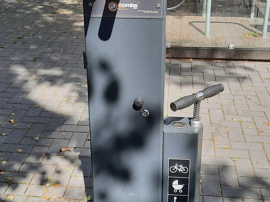 Fahrrad Reparaturstation am Ostersteg in Leer Das Bild zeigt die Fahrrad Reparaturstation am Ostersteg in Leer