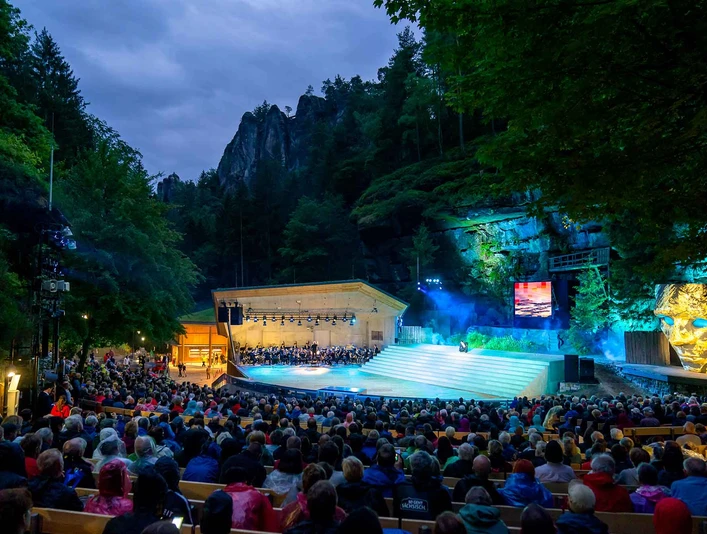 Felsenbühne Rathen Freilichtbühne in Felslandschaft mit Publikum bei einer Abendvorstellung.Open-air stage in a rocky landscape with an audience at an evening performance.Divadlo pod širým nebem ve skalnaté krajině s diváky na večerním představení.Teatr na świeżym powietrzu w skalistym krajobrazie z publicznością na wieczornym przedstawieniu.Openluchttheater in een rotslandschap met publiek bij een avondvoorstelling.Teatro all'aperto in un paesaggio roccioso con un pubblico che assiste a uno spettacolo serale.
