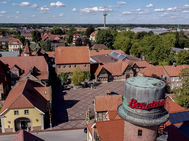 Hof mit Schriftzug.jpg