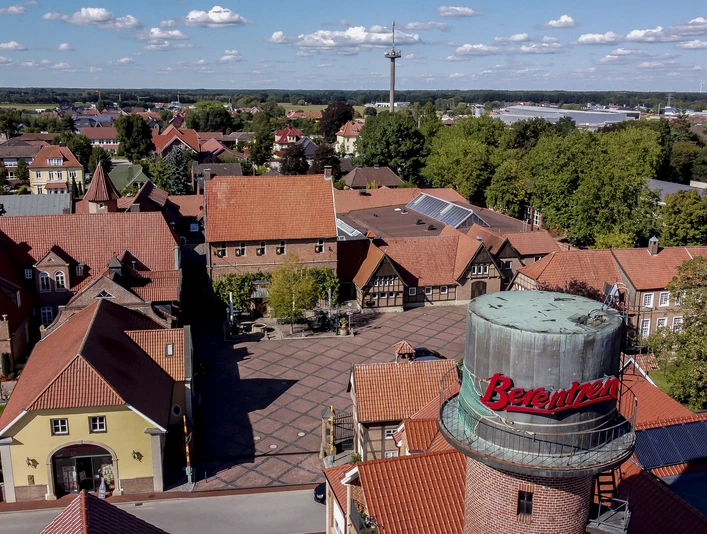 Hof mit Schriftzug.jpg