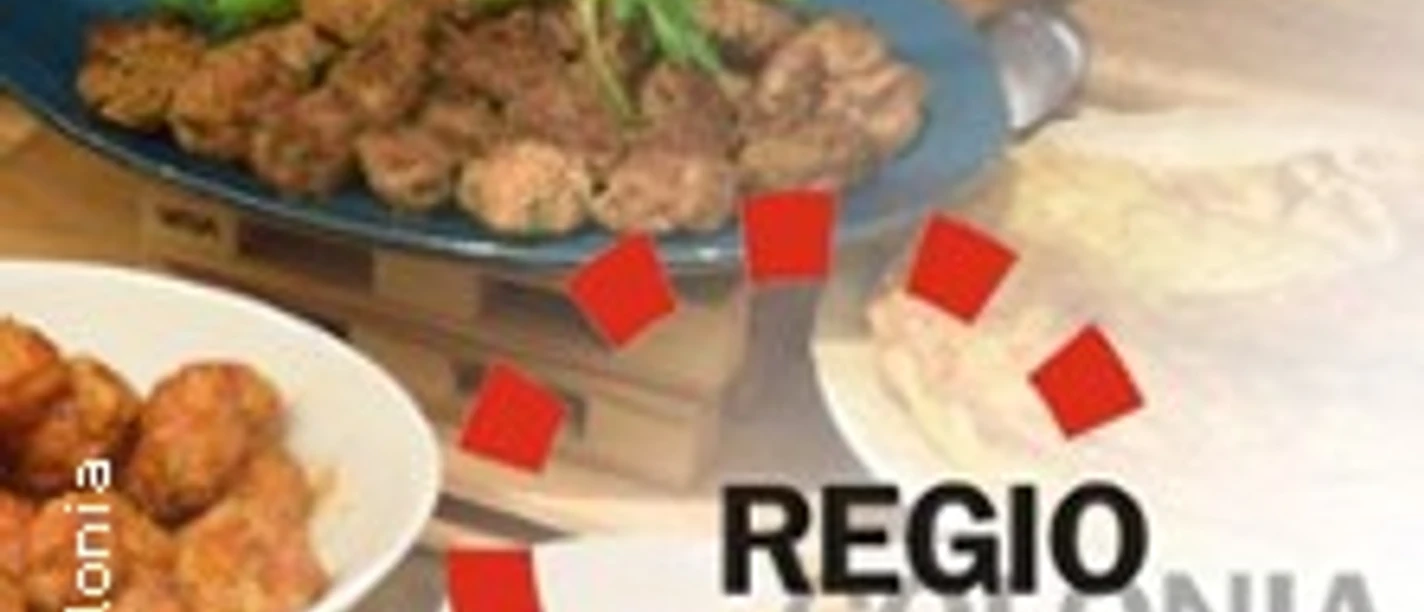 Ein Teller mit Fleischbällchen, Kroketten und Saucen auf rustikalem Holztisch, dekoriert mit Kräutern.