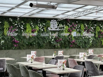 Wintergarten Ein lichtdurchfluteter Wintergarten mit vertikaler Pflanzendekoration und Sitzgelegenheiten im Café.A light-flooded winter garden with vertical plant decorations and seating in the café.En lysgennemstrømmet vinterhave med vertikale plantedekorationer og siddepladser i caféen.Een lichtovergoten serre met verticale plantendecoraties en zitjes in het café.