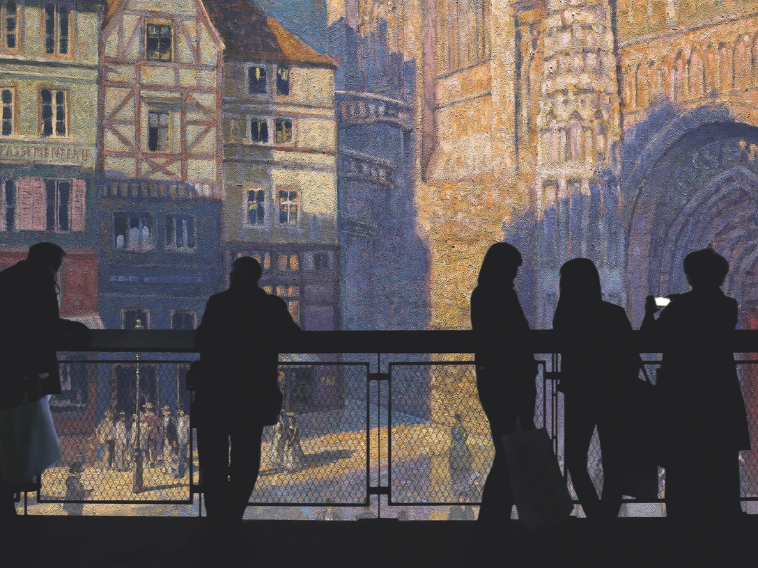 20200630_Kathedrale_Panorama_Plattform_YA_Final.jpg Personen stehen auf einer Plattform, blicken auf kunstvoll beleuchtete, historische Stadtfassade.People stand on a platform, looking out over an artfully illuminated, historic city façade.Lidé stojí na plošině a dívají se na umělecky osvětlenou historickou fasádu města.Ludzie stoją na platformie, patrząc na artystycznie oświetloną, historyczną fasadę miasta.Mensen staan op een platform en kijken uit over een kunstzinnig verlichte, historische stadsgevel.Le persone si trovano su una piattaforma e guardano una facciata storica della città illuminata artisticamente.