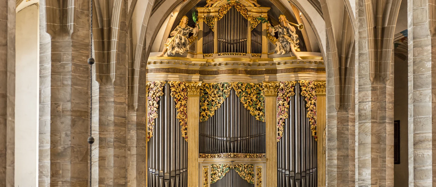 Freiberg_Dom_Grosse_Silbermann-Orgel_1714_c_Silbermann-Gesellschaft_Rene_Jungnickel.jpg Prunkvolle Silbermann-Orgel im Freiberg Dom mit reich verzierter Fassade aus dem Jahr 1714.