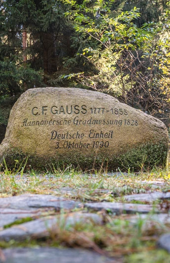 Gaußstein am Wanderweg Die Gaußsteine erinnern an die historische Landschaftsvermessung