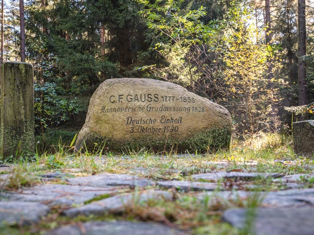 Gaußstein am Wanderweg Die Gaußsteine erinnern an die historische Landschaftsvermessung