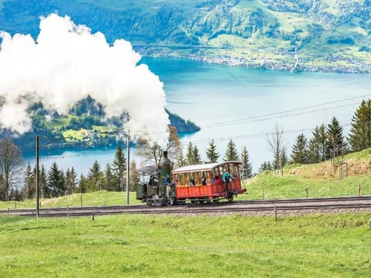 Lok 7 Dampffahrt im Körbli Die Lok 7 dampft auf die Rigi mit Sicht auf den SeeEngine 7 steams up the Rigi with a view of the lakeLa locomotive 7 monte en vapeur sur le Rigi avec vue sur le lac