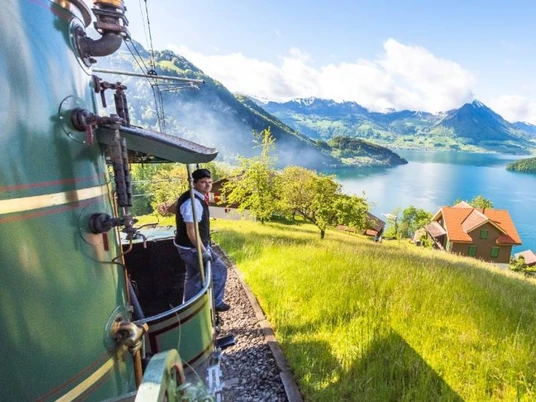 Locomotive 7 Voyage à vapeur dans le panier Lokführer schaut aus der DampflokEngine driver looks out of the steam locomotiveLe conducteur de locomotive regarde hors de la locomotive à vapeur