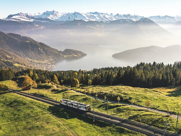 Vitznau - Rigi rack railway Blick auf die Zahnradbahn und den Vierwaldstättersee View of the cogwheel railway and Lake LucerneVue sur le train à crémaillère et le lac des Quatre-Cantons