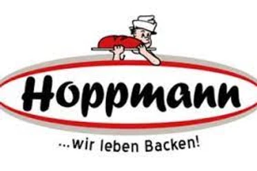 Bäckerei Hoppmann, Gemeinde Rhauderfehn, Ostfriesland Logo der Bäckerei Hoppmann mit Schriftzug Hoppmann und Slogan ... wir leben Backen!' sowie einer Zeichnung eines Bäckers mit rotem Brot