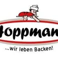 Bäckerei Hoppmann, Gemeinde Rhauderfehn, Ostfriesland Logo der Bäckerei Hoppmann mit Schriftzug Hoppmann und Slogan ... wir leben Backen!' sowie einer Zeichnung eines Bäckers mit rotem Brot