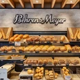 Bäckerei Behrens-Meyer, Rhauderfehn, Ostfriesland Regal mit verschiedenen frischen Brotsorten und Brötchen in einer Bäckerei unter dem Schriftzug Behrens Meyer'