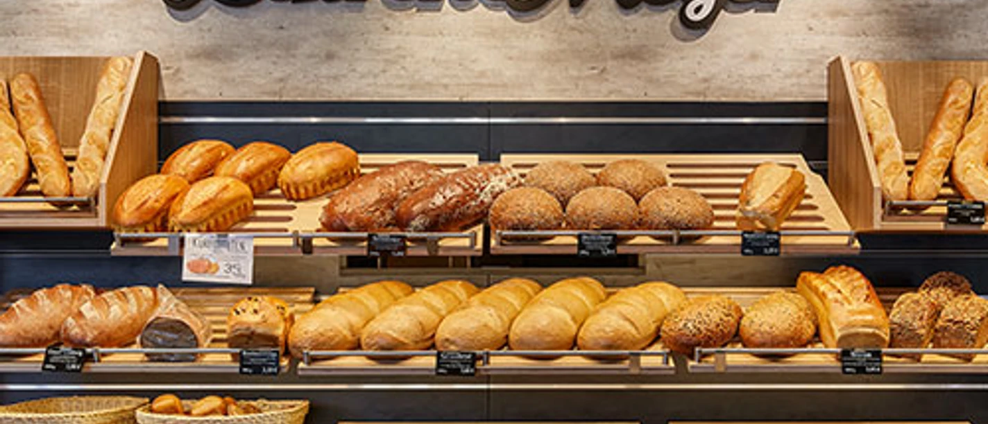 Bäckerei Behrens-Meyer, Rhauderfehn, Ostfriesland Regal mit verschiedenen frischen Brotsorten und Brötchen in einer Bäckerei unter dem Schriftzug Behrens Meyer'