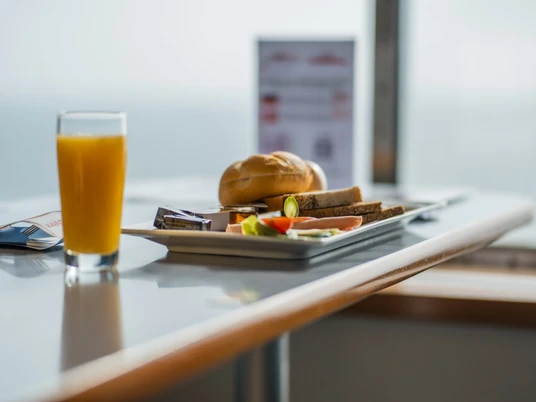 Essen im Syltfähre Bistro