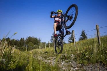 Junge auf Mountainbike akrobatisch Junge auf Mountainbike akrobatisch