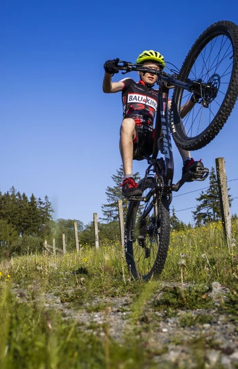 Junge auf Mountainbike akrobatisch Junge auf Mountainbike akrobatisch