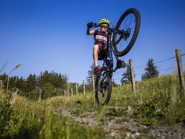 Junge auf Mountainbike akrobatisch Junge auf Mountainbike akrobatisch