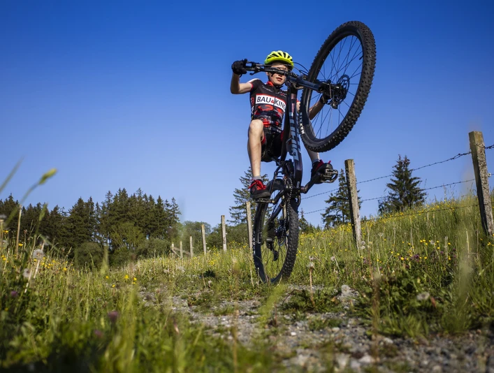 Junge auf Mountainbike akrobatisch Junge auf Mountainbike akrobatisch