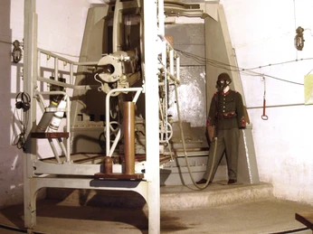 Festung Vitznau 10.5 cm Bunkerkanone Festung Vitznau 10.5 cm Bunkerkanone Vitznau fortress 10.5 cm bunker gunForteresse de Vitznau Canon de soute 10,5 cm