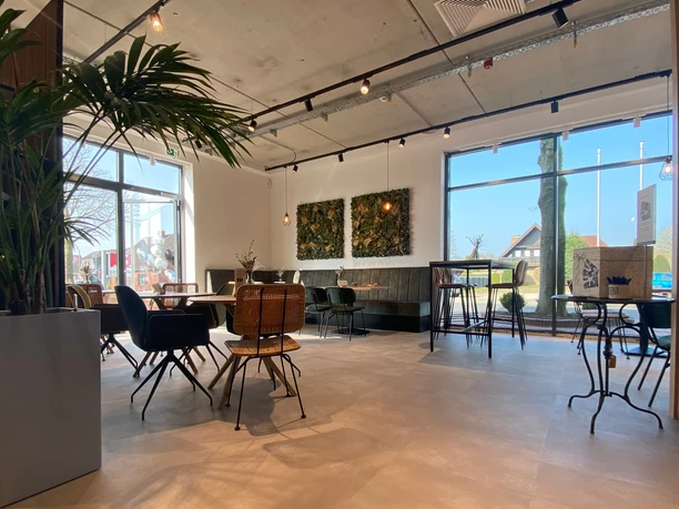 Eingang zum Café Wilma im Modehaus Schlüter