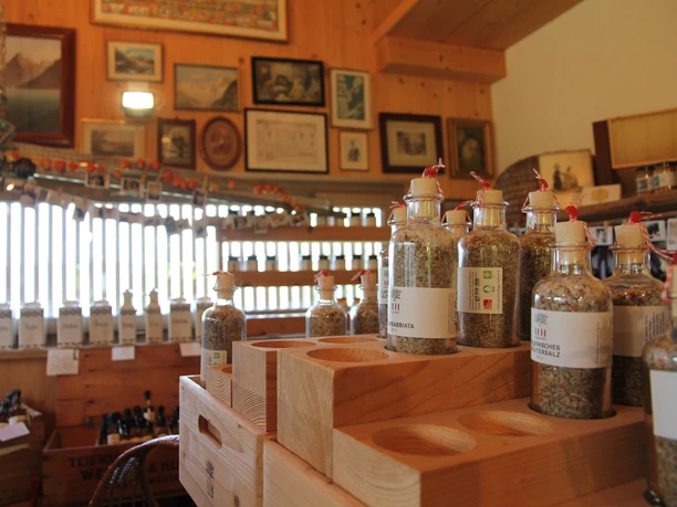 Produits biologiques Haldihof sel aux herbes en bocaux dans le magasin de la ferme