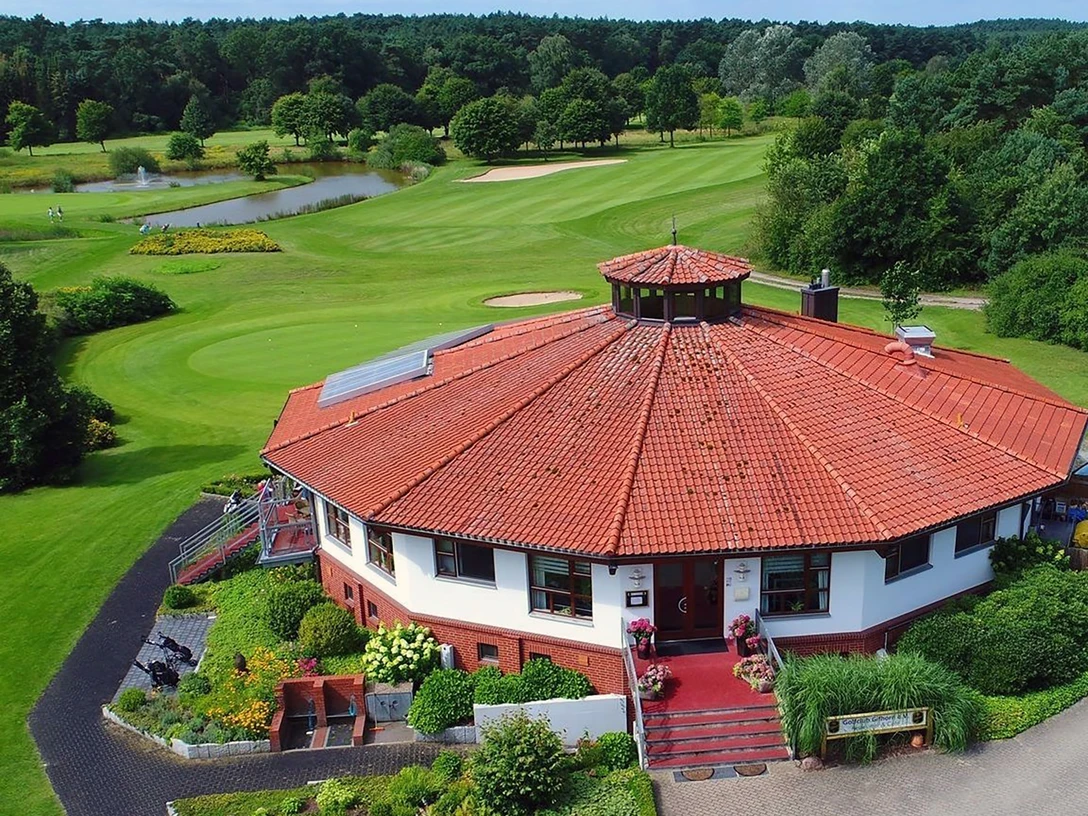 Blick auf das Clubhaus vom Gifhorner Golfclub