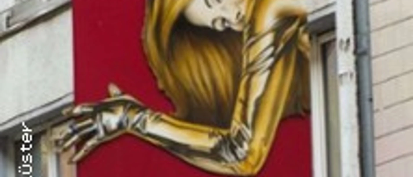 Ein auffälliges, rotes Schild mit einer goldenen Frau und dem Text "Goldfinger" in geschwungener Schrift.