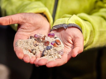 Edelsteinsieben bei der Kinderführung